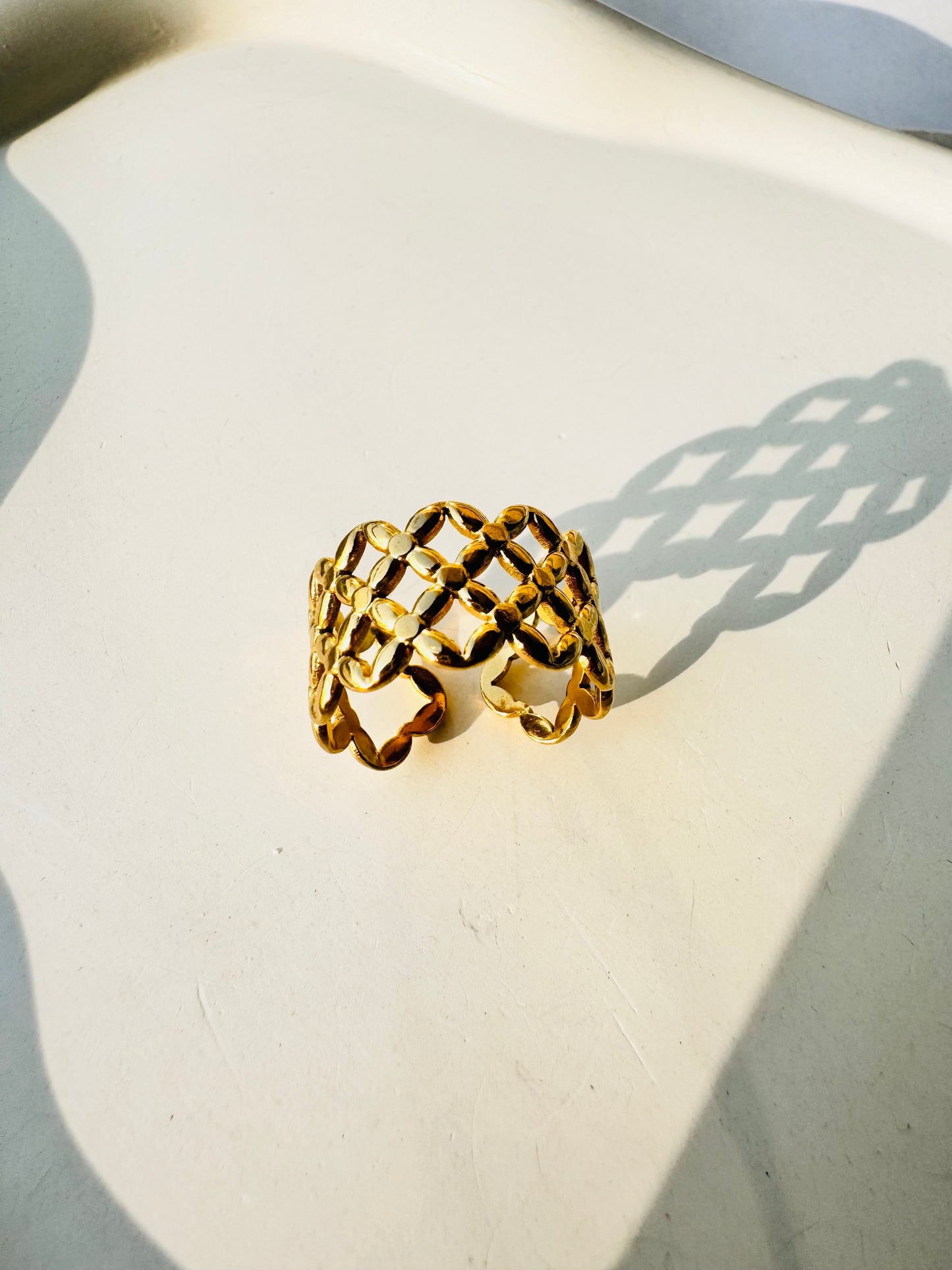 Crisscross Chemistry Ring