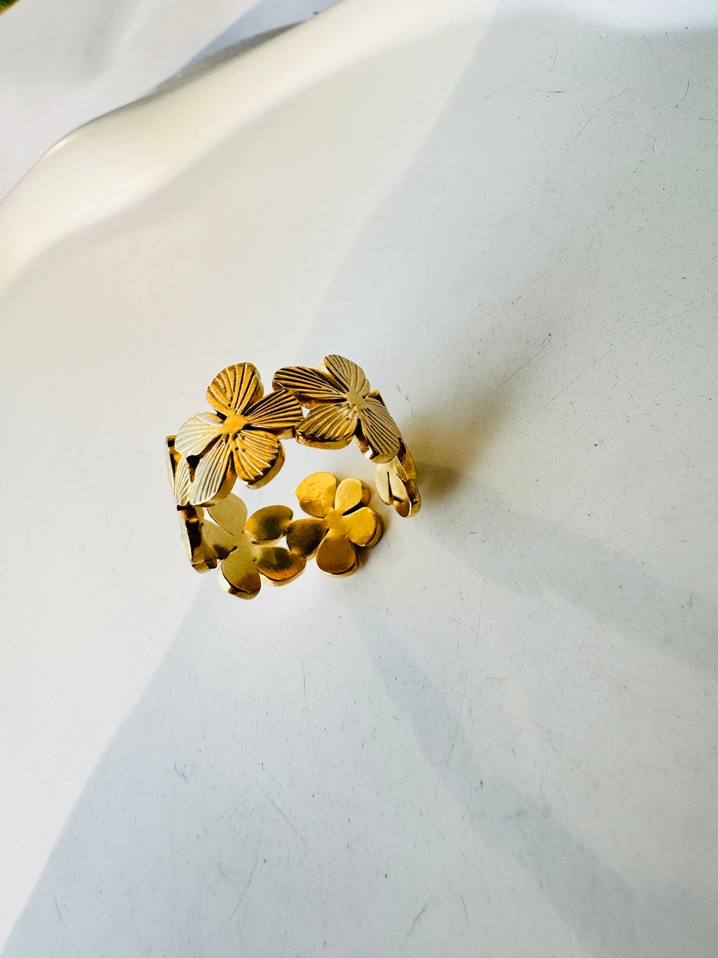 Blooming flowers ring